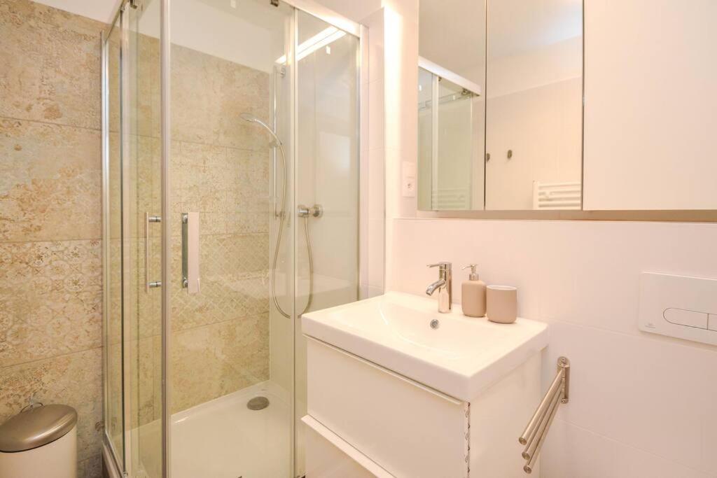 Luxury Apartment In City Center Pozsony Kültér fotó
